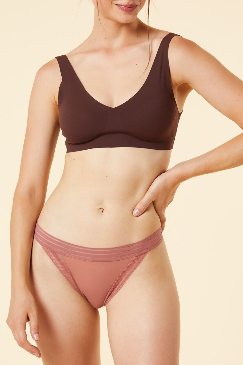 String féminin en tulle et dentelle rose poudré raffiné