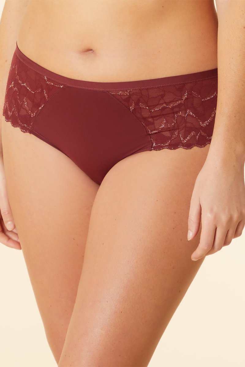 Shorty bordeaux en dentelle délicate avec détails dorés élégants