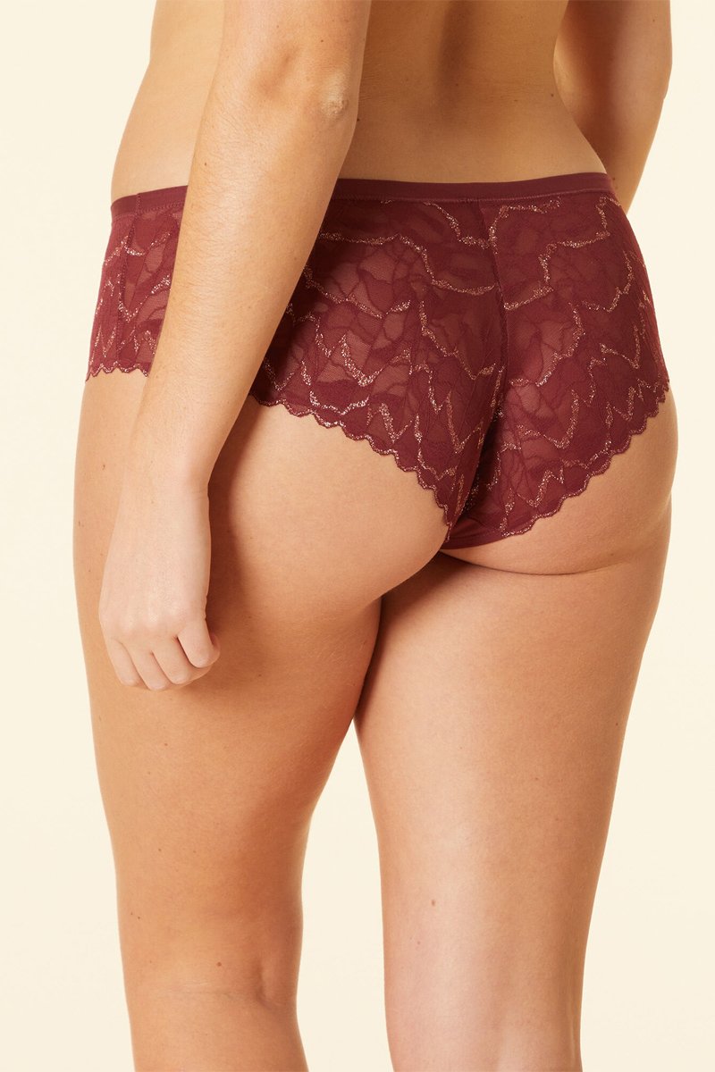 Shorty bordeaux en dentelle délicate avec détails dorés élégants