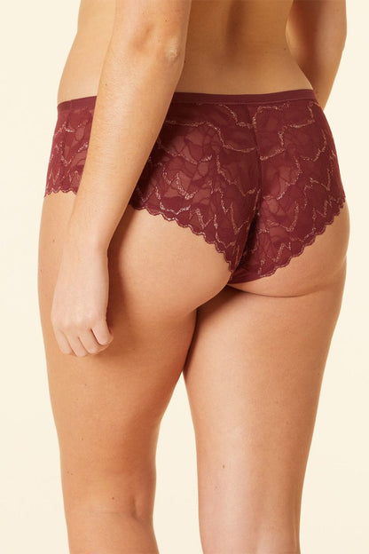 Shorty bordeaux en dentelle délicate avec détails dorés élégants