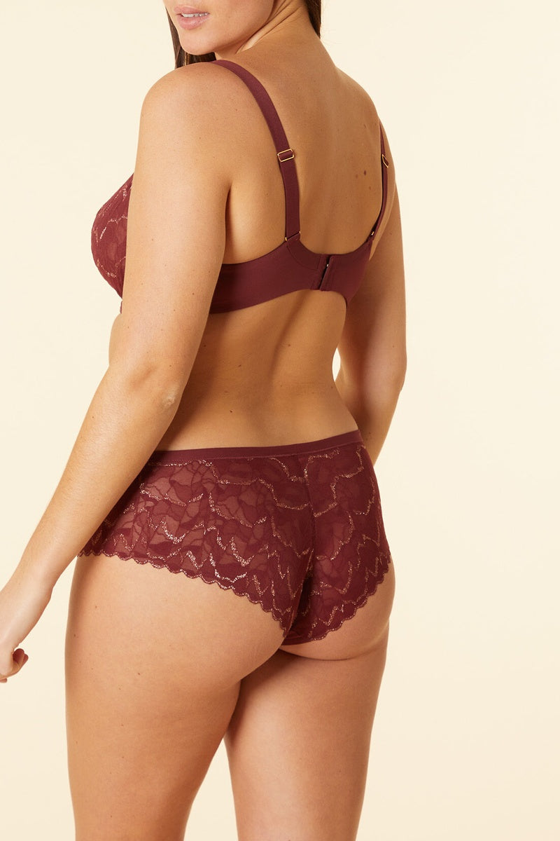 Shorty bordeaux en dentelle délicate avec détails dorés élégants