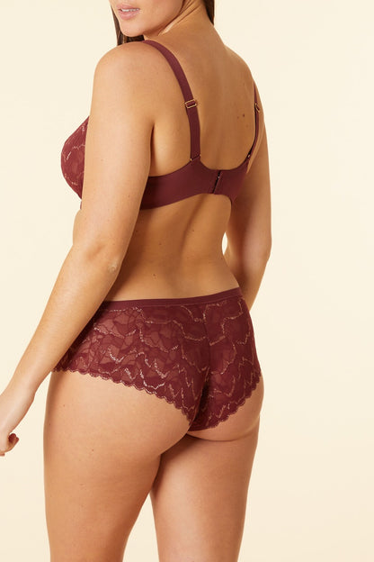 Shorty bordeaux en dentelle délicate avec détails dorés élégants