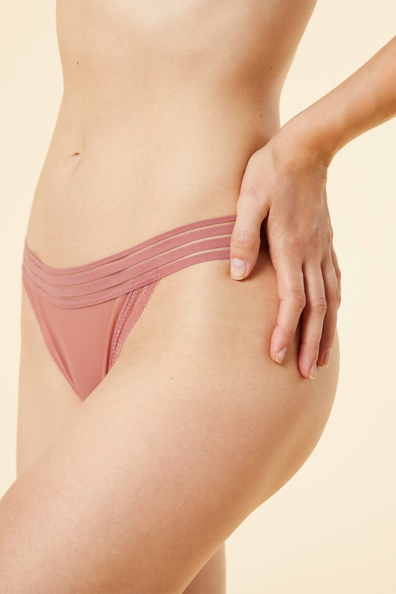 String féminin en tulle et dentelle rose poudré raffiné