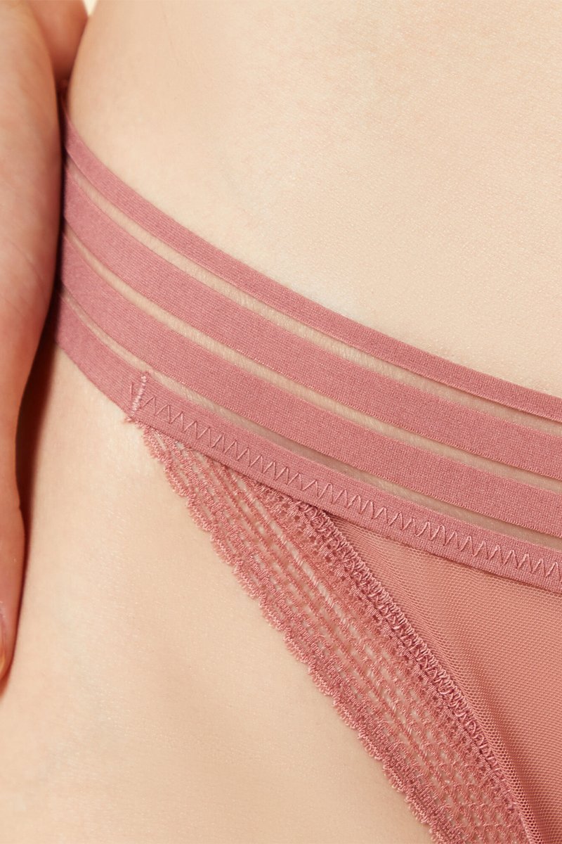String féminin en tulle et dentelle rose poudré raffiné