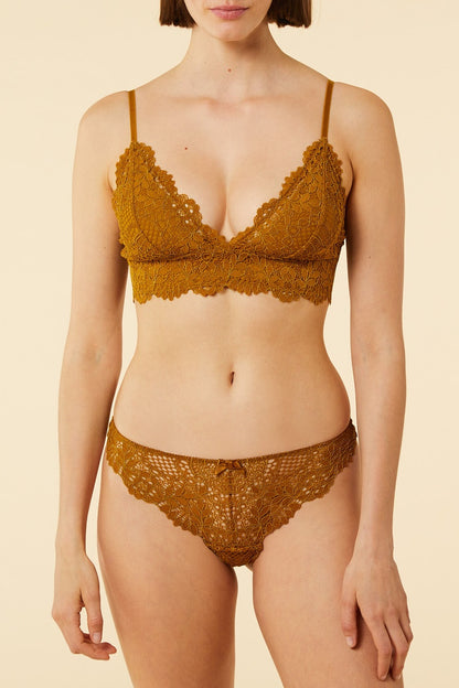 Élégant tanga en dentelle marron avec délicat nœud satiné