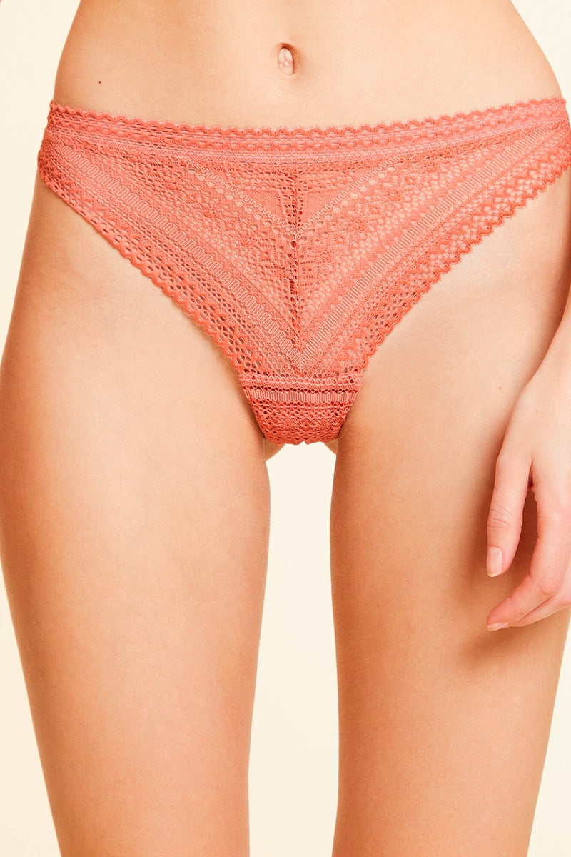 Sublime Tanga en Dentelle We Care Coloris Pêche Chic