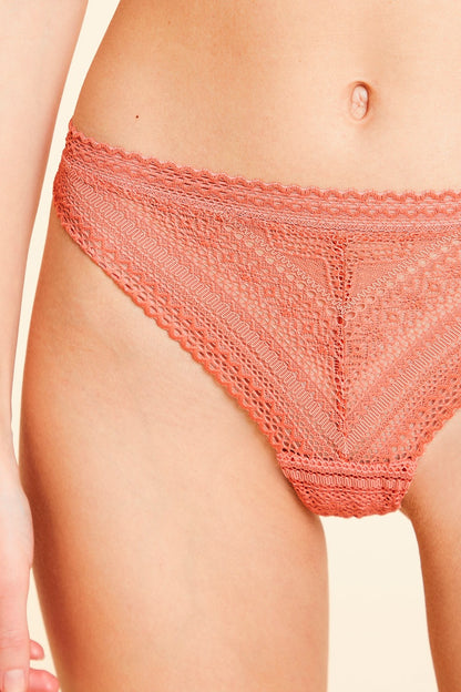 Sublime Tanga en Dentelle We Care Coloris Pêche Chic